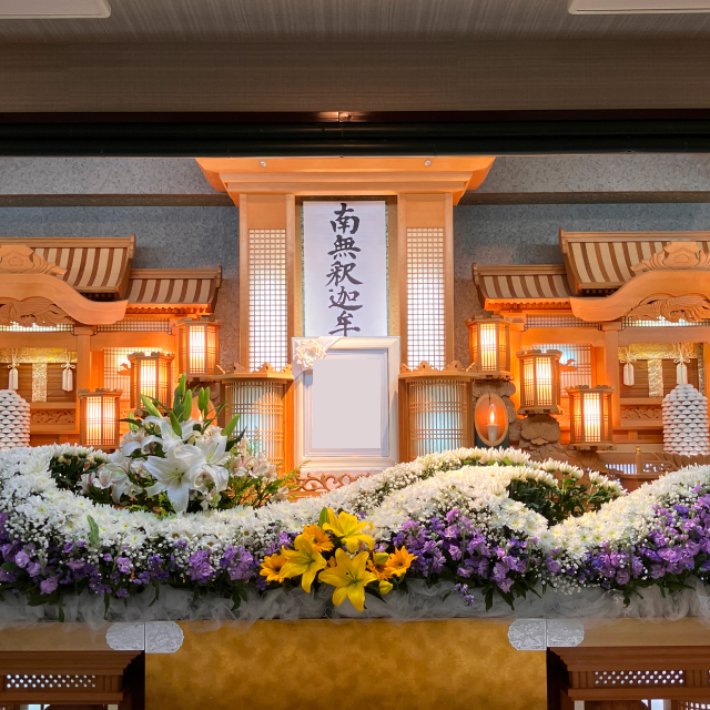 吹田市の葬儀社である家族葬みかづきの一般葬プランの祭壇写真